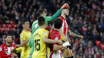 Iraizoz despeja un balón ante el Athletic.
