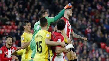 Iraizoz despeja un bal&oacute;n ante el Athletic.