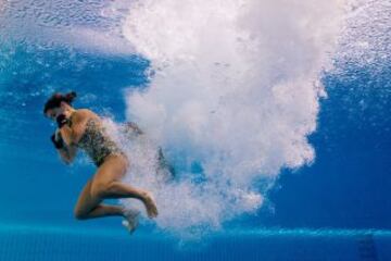 Las saltadoras australianas, Lara Tarvit y Emily Boyd, tras saltar desde los 10 metros.