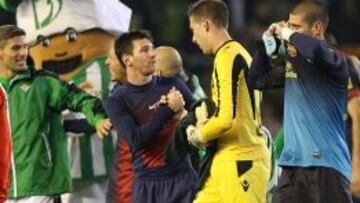 PROTAGONISTAS. Messi saluda a Adrián, meta bético, al que batió en dos ocasiones.