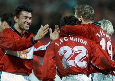 Como club humilde tuvo que luchar contra los altibajos económicos y el contexto político y social de su ciudad. No fue hasta el inicio del siglo XXI cuando lograron superar su difícil pasado deportivo y llegaron a la final de la Copa de Alemania clasificándose para la UEFA. En la foto, una alegría del Union Berlin ante el Borussia Moenchengladbach en la Copa alemana en febrero de 2001. 