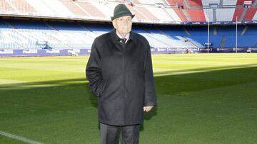 JOSE LUIS RODRIGUEZ, SOCIO NUMERO 1 DEL ATLETICO DE MADRID
 
 
 
 
 
 
  
 ESTADIO VICENTE CALDERON
 