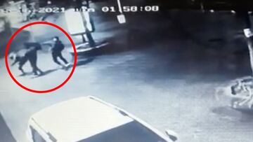 Imagen de la cámara de seguridad en la que un skater golpea a un sin techo en la comuna de Santiago (Chile) en mayo del 2021.