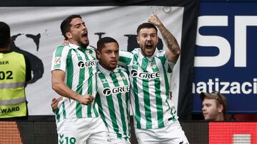 PAMPLONA, 19/10/2024.- El delantero brasileño del Betis Vitor Roque (c) celebra junto a sus compañeros tras anotar el 0-1 durante el encuentro correspondiente a la décima jornada de LaLiga entre el Osasuna y el Betis en El Sadar, Pamplona, Navarra, este sábado. EFE/ Jesús Diges