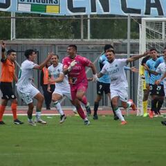 Minuto 94 y este arquero chileno anota un golazo de palomita: ¡héroe inesperado!