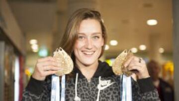 Mireia Belmonte posa con sus medallas a su llegada a Espa&ntilde;a.