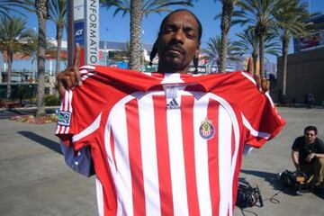 El rapero estadounidense ha mostrado su jersey de Chivas y a pesar de vivir en otro país es afín al equipo. 