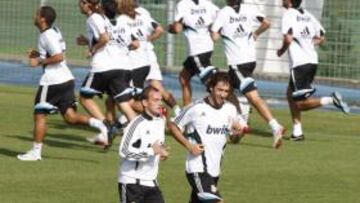 <b>REAL MADRID</b> Raúl no ha entrenado todavía con el resto del equipo, pero ya ha saltado al césped junto con Sneijder.