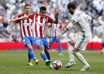 Correa disputa un bal&oacute;n con Sergio Ramos.