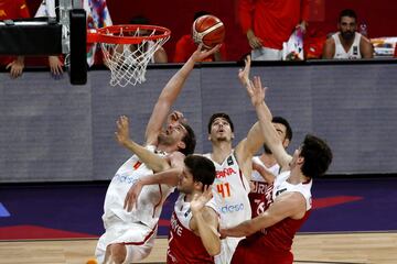 Pau Gasol y Juancho Hernangómez peleando en el aro junto a los turcos Baris Hersek y Cedi Osman.