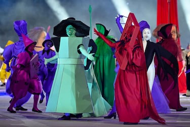 Bailarines actúan en la ceremonia inaugural de los Juegos Olímpicos de Invierno Milán-Cortina en el Estadio San Siro.