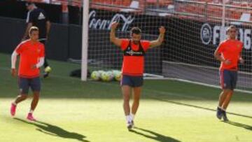 Rodrigo Moreno, &Aacute;lvaro Negredo y Paco Alc&aacute;cer, durante un entrenamiento.