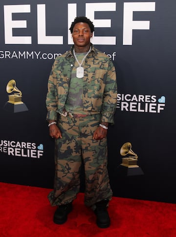 Asake posa en la alfombra roja de los Grammys 2025 en ell Crypto.com Arena situado en la ciudad de Los ?ngeles, en California.