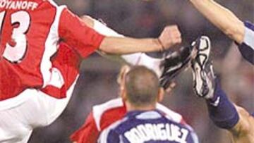 <b>MUY IGUALADO. </b>Estoyanoff, autor del primer gol uruguayo en una gran volea, y Mascherano intentan hacerse con un balón con Rodríguez como testigo.