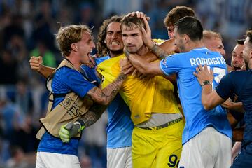 Ivan Provedel solo quería recorrer el campo para celebrarlo pero sus compañeros de equipo no dejaban de felicitarle.