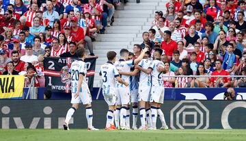 Los jugadores de la Real Sociedad celebrando el gol del empate de Oyarzabal.