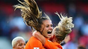 RENNES, FRANCE - JUNE 25: Lieke Martens of Netherlands celebrates scoring the opening goal with team mates during the 2019 FIFA Women&#039;s World Cup France Round Of 16 match between Netherlands and Japan at Roazhon Park on June 25, 2019 in Rennes, Franc