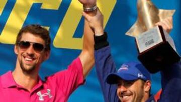 Serviá con Michael Phelps.