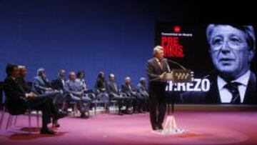 EMOCIONADO. Cerezo se dirige a los demás premiados y autoridades justo antes de recibir el premio que le otorgó ayer la Comunidad de Madrid. Es el galardón que le faltaba al presidente del Atlético.