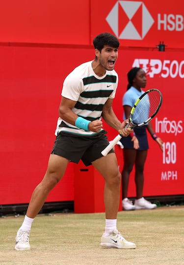 Carlos Alcaraz celebra la victoria. 