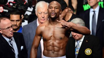 Floyd Mayweather posa durante el pesaje previo a su combate ante Andre Berto.