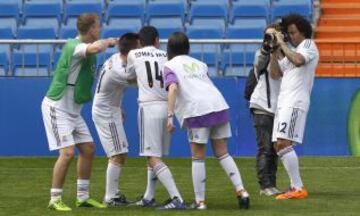 Marcelo, Pepe, Jesé, Morata, Isco, Varane, Xabi Alonso, y Diego López dieron un clinic a algunos aficionados que pudieron pisar el césped del Bernabéu.