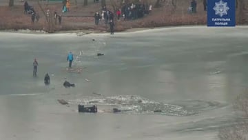 El dramático rescate a cuatro personas que cayeron a un lago congelado en Ucrania