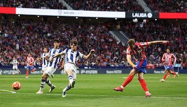 2-0. Alexander Sorloth encara a Aritz Elustondo, se interna en el área y saca un disparo cruzado con la izquierda superando la estirada de Alejandro Remiro.