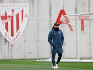 LEZAMA (BIZKAIA), 13/02/2026.- El técnico del Athletic de Bilbao, Ernesto Valverde, durante el entrenamiento con el que el conjunto rojiblanco ha preparado este viernes el partido del domingo frente al Real Oviedo. EFE/ Miguel Toña