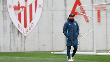 LEZAMA (BIZKAIA), 13/02/2026.- El técnico del Athletic de Bilbao, Ernesto Valverde, durante el entrenamiento con el que el conjunto rojiblanco ha preparado este viernes el partido del domingo frente al Real Oviedo. EFE/ Miguel Toña