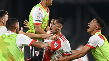 AMDEP7950. CÓRDOBA (ARGENTINA), 13/03/2024.- Pablo Solari (c) de River celebra un gol en propia puerta Zaid Romero de Estudiantes este miércoles, en la final de la Supercopa Argentina entre River Plate y Estudiantes en el estadio Mario Alberto Kempes en Córdoba (Argentina). EFE/ Ariel Carreras
