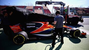 MONTMELO, SPAIN - MARCH 09: The McLaren team cover the car of Stoffel Vandoorne of Belgium and McLaren Honda after it stopped on track during day three of Formula One winter testing at Circuit de Catalunya on March 9, 2017 in Montmelo, Spain.  (Photo by Dan Istitene/Getty Images)