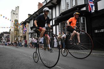 Un grupo de ciclistas disfrutan de la Gran Carrera de Knutsford, en el noroeste de Inglaterra, un evento singular que se celebró por última vez en 2010 y, por lo general, se disputa cada diez años, en el que participan ciclistas individuales y en equipo de todo el mundo, sobre bicicletas clásicas que datan de mediados del siglo XIX.