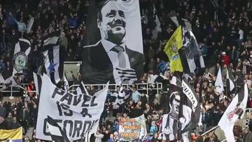 La afición del Newcastle se rinde a Benítez con una gran pancarta