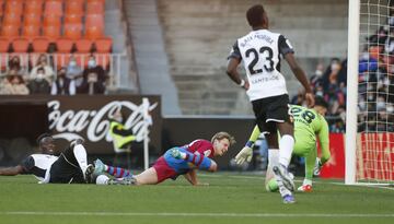 Frenkie De Jong marca el 0-2 al Valencia. 