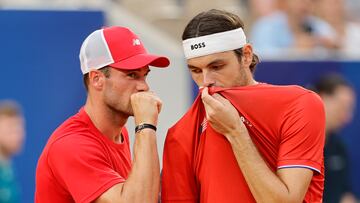 Paris (France), 01/08/2024.- Taylor Fritz (R) and Tommy Paul of the US talk during his Men's doubles quarter final of the Tennis competitions in the Paris 2024 Olympic Games, at the Roland Garros in Paris, France, 01 August 2024. (Tenis, Francia) EFE/EPA/RONALD WITTEK