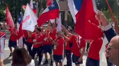 La delegación chilena llega a la Plaza Salvador Allende de París y sorprende a todos con este grito