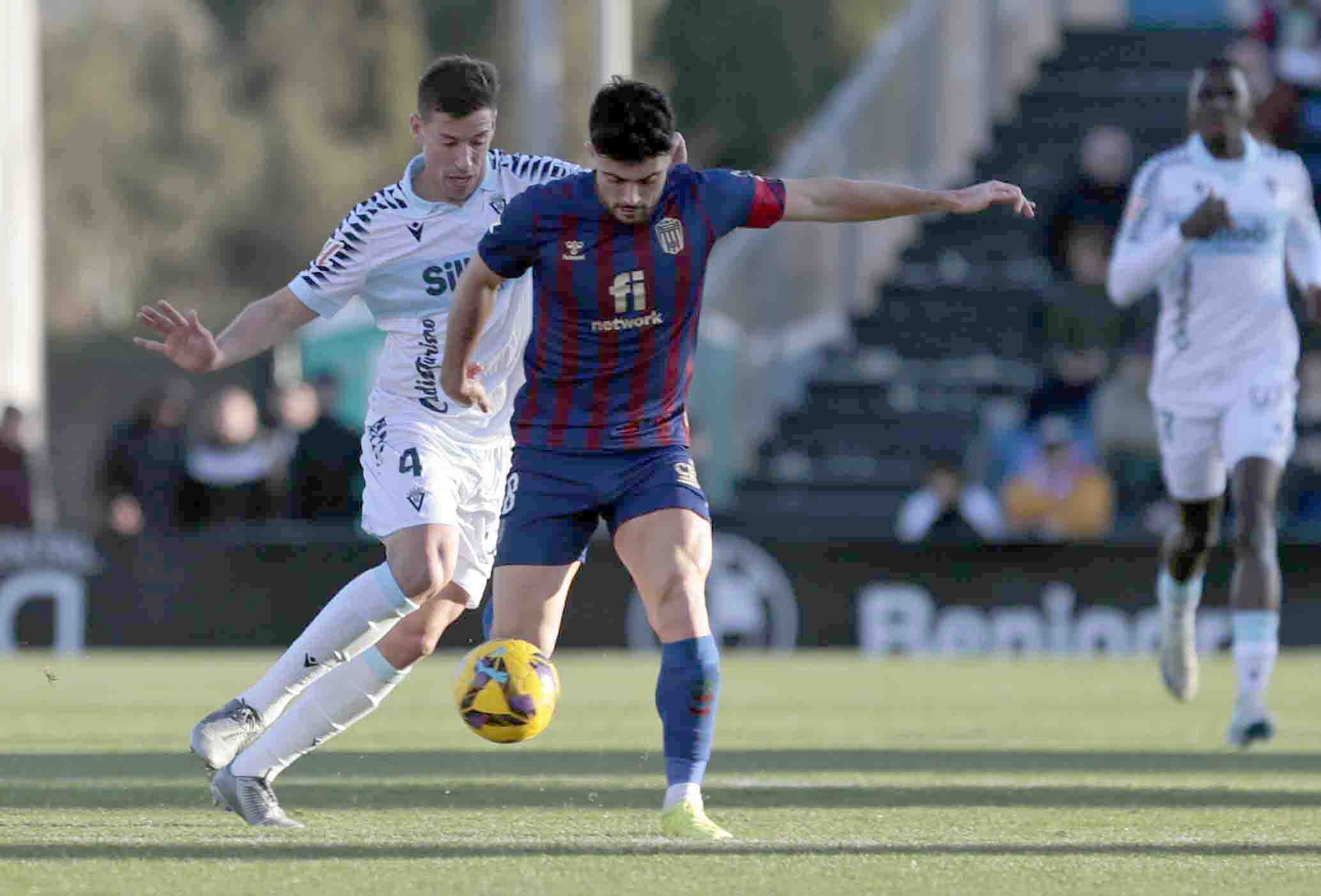 Sergio Ortuño en una disputa de balón con Rubén Alcaraz en el Pepico Amat.