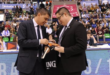 Diego Epifanio (San Pablo Burgos) obsequió al técnico colegial con Kolia, de Leandro Pérez. Por su parte, Josep Maria Berrocal (Movistar Estudiantes) le ha regalado a Epifanio Remando como un solo hombre. La historia del equipo de remo que humilló a Hitle