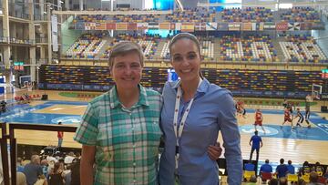 Pilar Landeira con Yasmina Alcaraz, dos de las cuatros mujeres que han dirigido un partido de ACB en la historia.