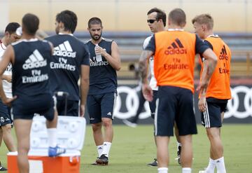 Charla entre Lopetegui e Isco.