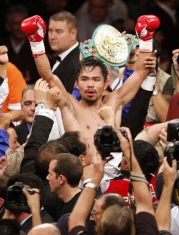 Manny Pacquiao celebrando su victoria ante Óscar de la Hoya con la que ganó entre 15 y 30 millones de dólares. De hecho, los ingresos totales del combate fueron un auténtico récord en la historia del boxeo.