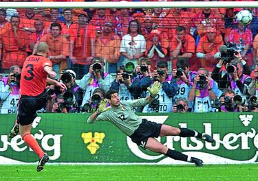 Italia sería finalista de esta copa continental, cediendo con Francia en la final de Róterdam, cuajando un notable torneo y superando a Países Bajos en semifinales. Encuentro marcado por la expulsión de Zambrotta y la actuación estelar del portero Francesco Toldo. Los locales fallaron lo infallable, incluyendo un penalti en cada parte, y los defensas Nesta y Cannavaro sellaron su portería. El partido se decidió en la tanda de penaltis, con nuevamente tres fallos de los neerlandeses que no estuvieron finos en esa faceta. Di Biagio, Totti y Pessotto allanaban el camino a la final.