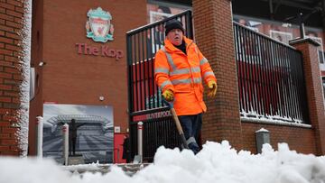Soccer Football - Premier League - Liverpool v Manchester United - Anfield, Liverpool, Britain - January 5, 2025 A worker clears snow outside the stadium before the match REUTERS/Phil Noble EDITORIAL USE ONLY. NO USE WITH UNAUTHORIZED AUDIO, VIDEO, DATA, FIXTURE LISTS, CLUB/LEAGUE LOGOS OR 'LIVE' SERVICES. ONLINE IN-MATCH USE LIMITED TO 120 IMAGES, NO VIDEO EMULATION. NO USE IN BETTING, GAMES OR SINGLE CLUB/LEAGUE/PLAYER PUBLICATIONS. PLEASE CONTACT YOUR ACCOUNT REPRESENTATIVE FOR FURTHER DETAILS..