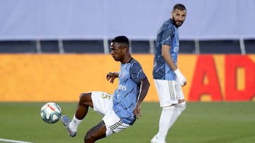 Vinicius y Benzema, antes de un partido del Real Madrid.