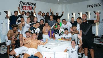 El Ceuta festeja en el vestuario su triunfo ante el Mirandés.