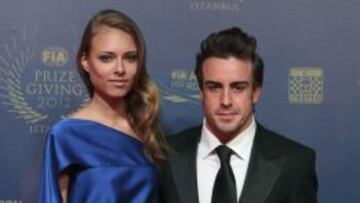 ACOMPAÑADO DE DASHA KAPUSTINA Y CONECTADO AL ‘TWITTER’ Alonso acudió a la gala junto a Dasha Kapustina. Y compartió la velada con sus seguidores en Twitter. “