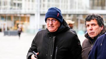 El presidente de la Federación francesa de Rugby, Bernard Laporte (i), junto al presidente del club de Montpellier, Mohed Altrad (d), durante el juicio por sospecha de corrupción e influencia celebrado este martes en París, Francia.