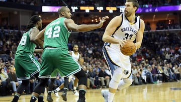 Marc Gasol se revuelve para lanzar ante Al Horford. Si los Celtics van a por el espa&ntilde;ol, juntos podr&iacute;an formar una excepcional pareja interior.