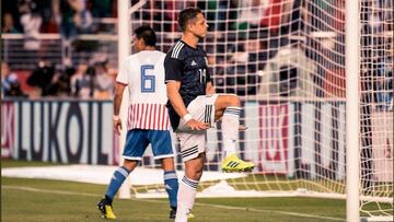 Chicharito harto de que se le compare con Raúl Jiménez